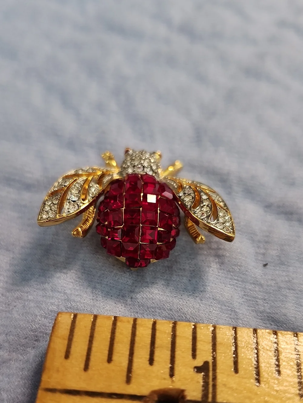 Finely Crafted Vintage Red & White Crystal Rhinestone Bee Pin On Goldtone Metal